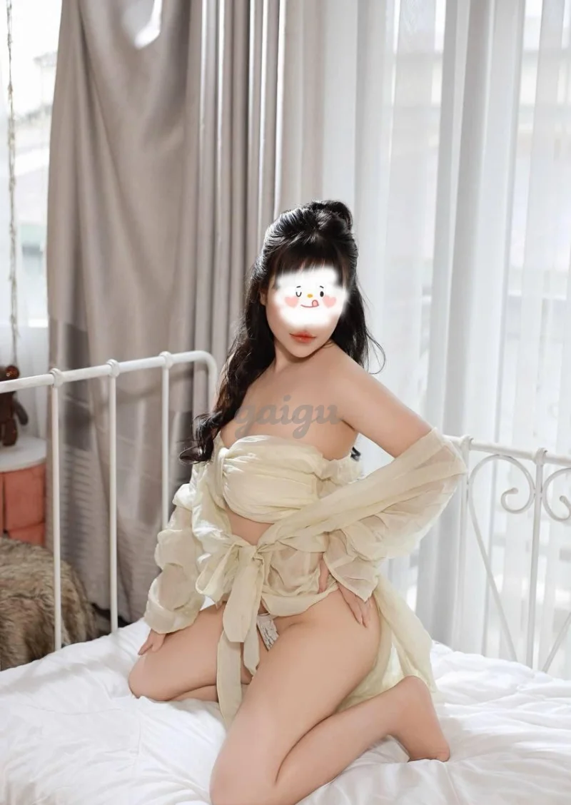 Phương Linh_ Gái xinh chiều khách, body gợi cảm, thơ ngọt ngào