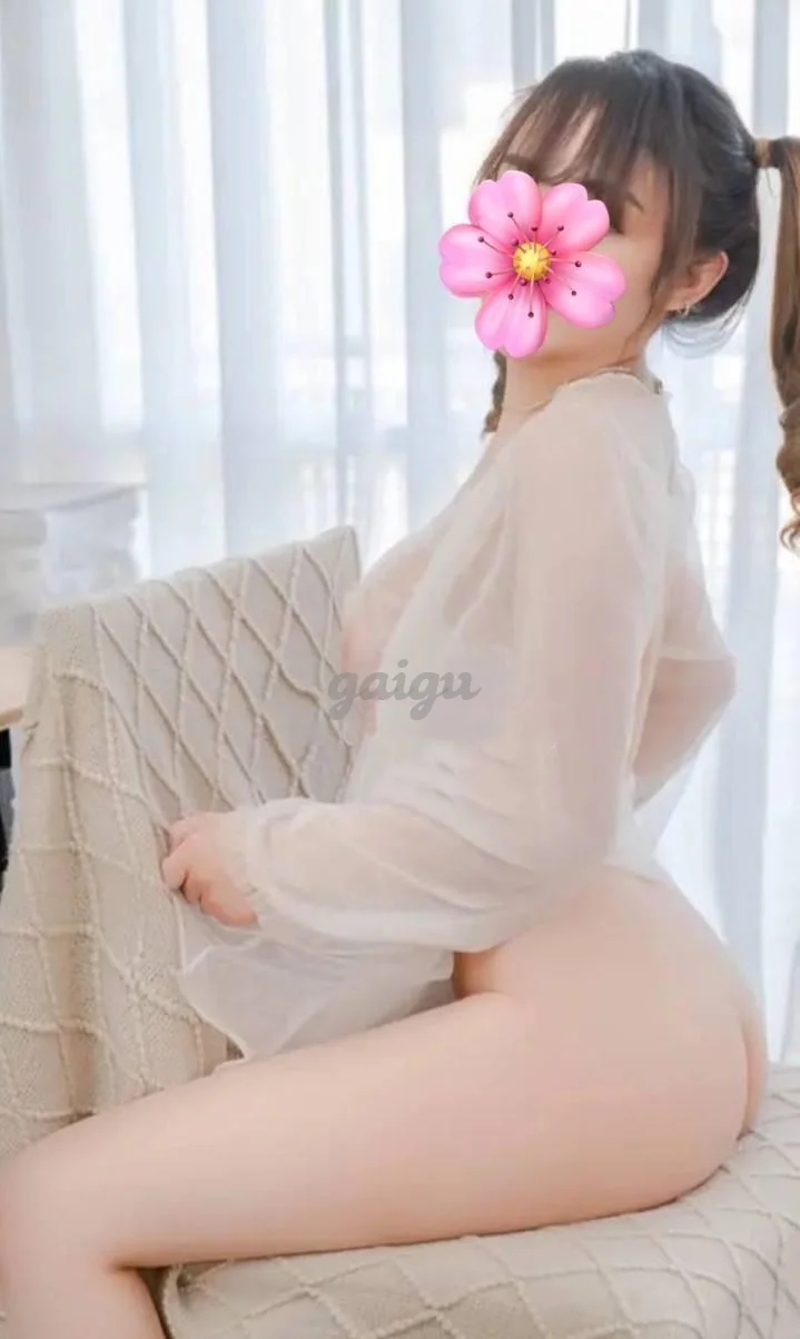 Lê Hàng 2k5 mặt xinh da trắng gặp là ghiền.