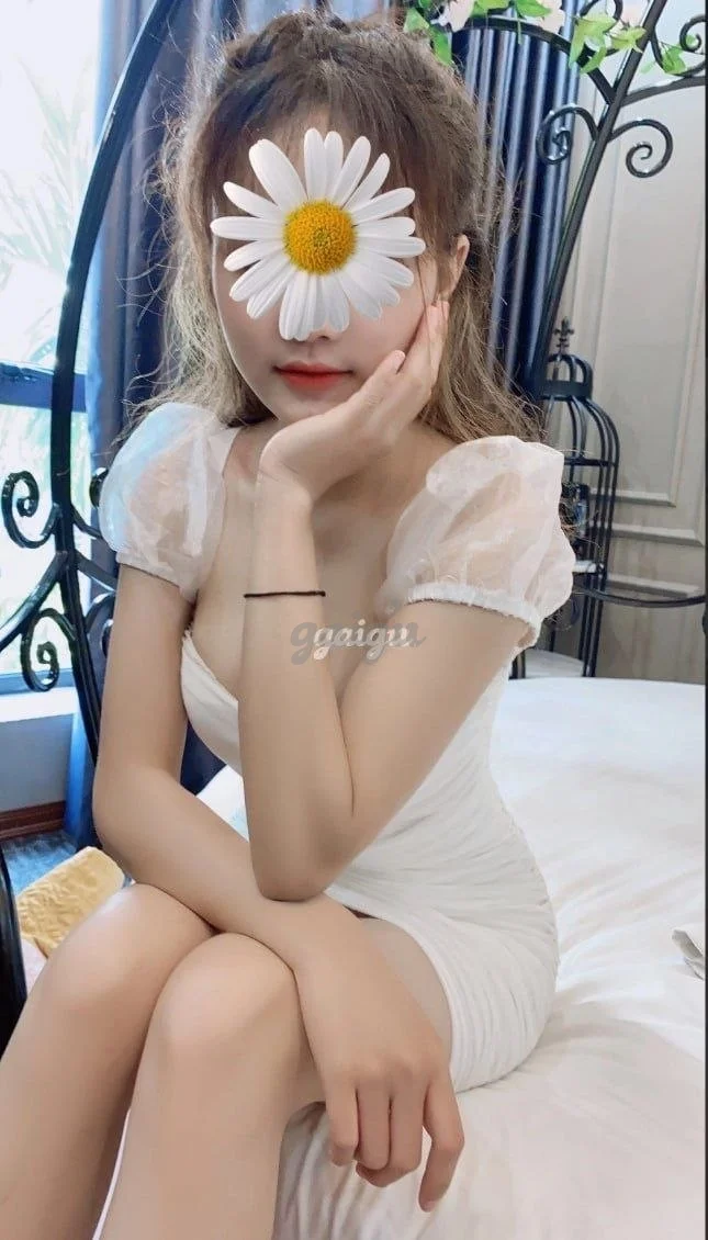 BÉ TRINH DÁNG XINH BODY NUỘT NÀ
