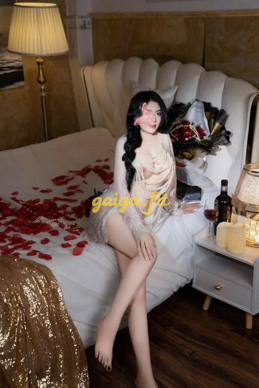 KHÁNH LINH - GÁI XINH NGỰC TO MÔNG TO NÓNG BỎNG DỊU DÀNG CHIỀU KHÁCH
