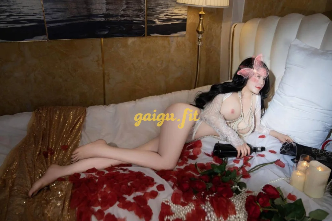 KHÁNH LINH - GÁI XINH NGỰC TO MÔNG TO NÓNG BỎNG DỊU DÀNG CHIỀU KHÁCH
