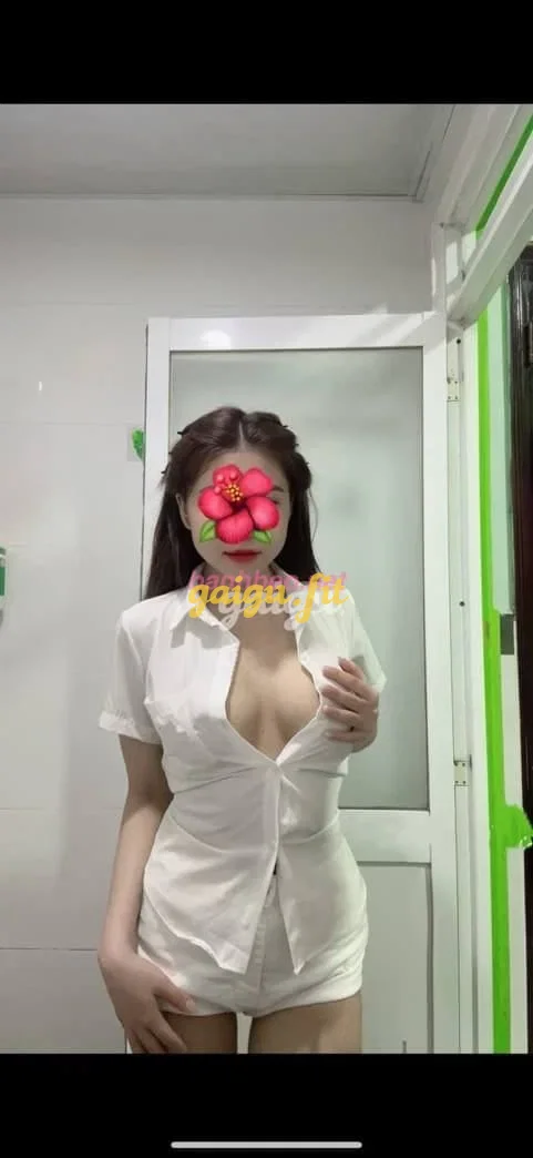 Linh Linh 2k3 mặt thiẻn thần dáng chuẫn hot girl.