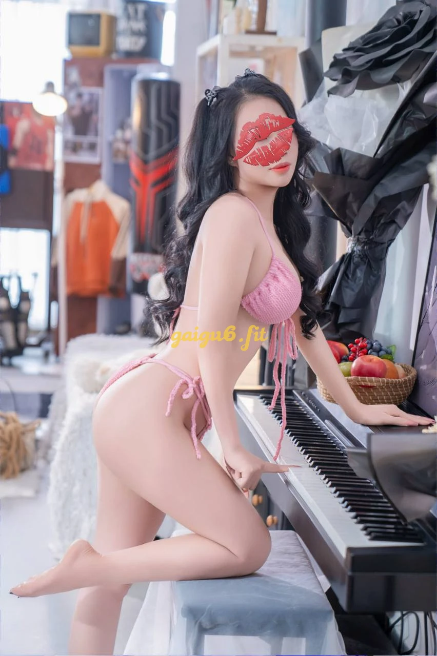 Khánh Thi - Siêu Phẩm Đồng Hồ Cát Gầm Cao, Doggy Tê Tái