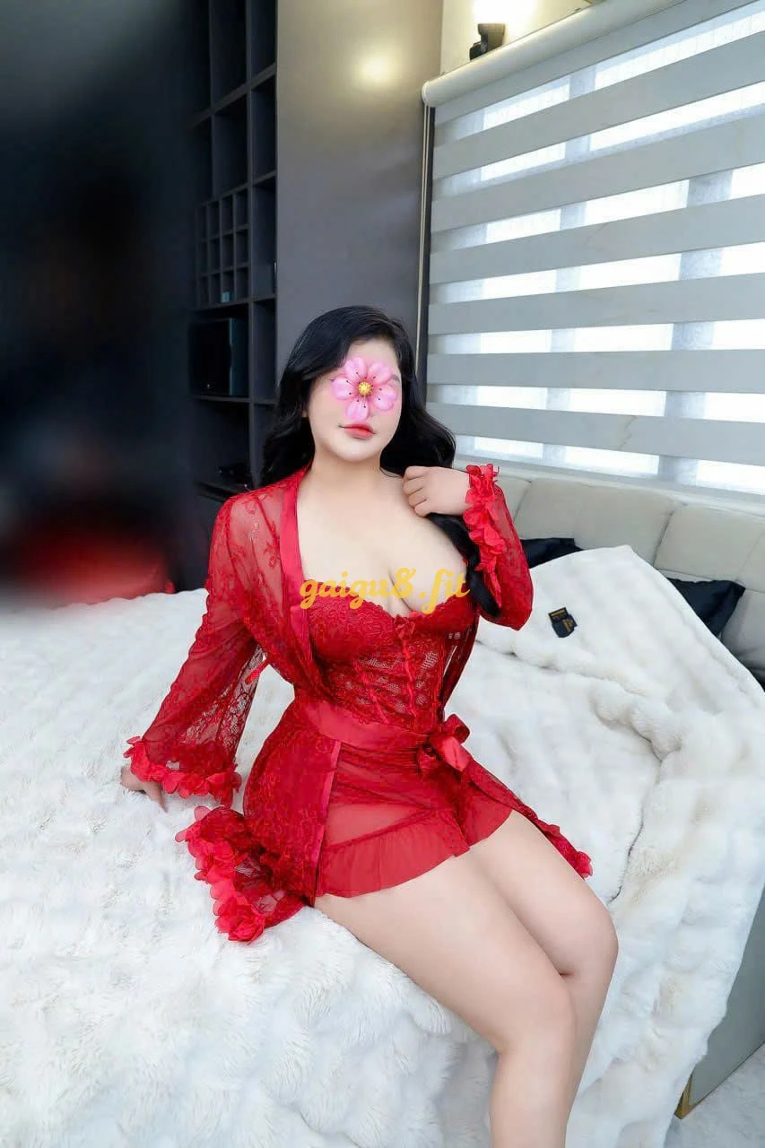 Diệp Anh- Ngực khủng, cực dâm và chiều khách
